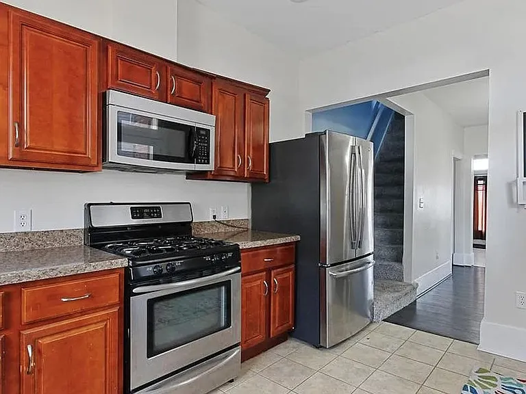 216 W Broadway — Photo 3