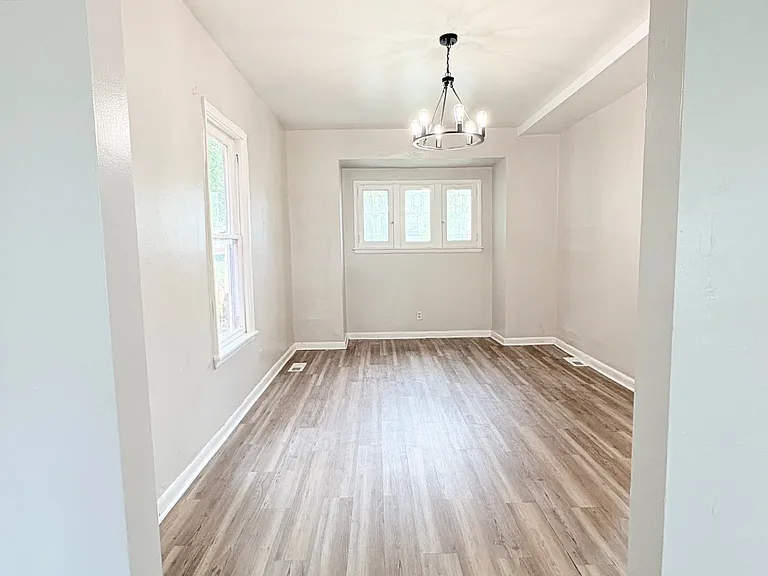 716 Clark St — Photo 3
