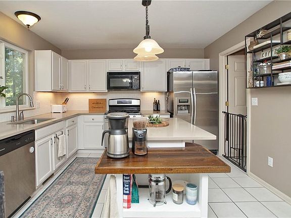 3rd image of 464 Canterbury Ln