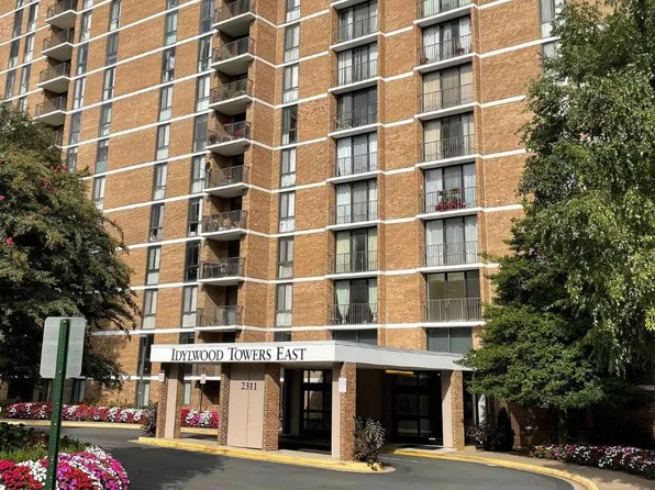 2311 Pimmit Dr, Falls Church, VA 22043