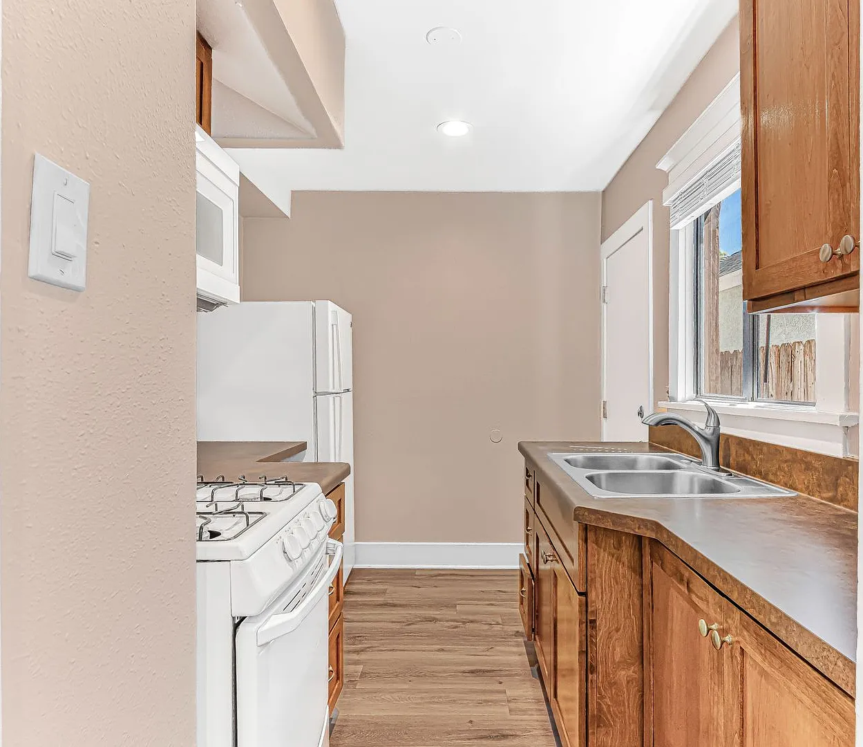 1460 Gaviota Avenue — Photo 4
