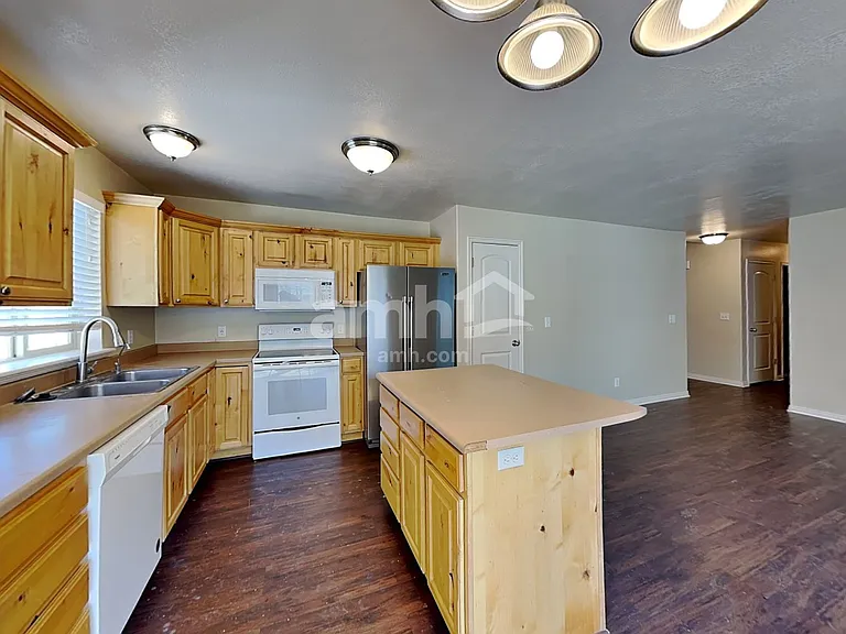 1444 S 50 W — Photo 3