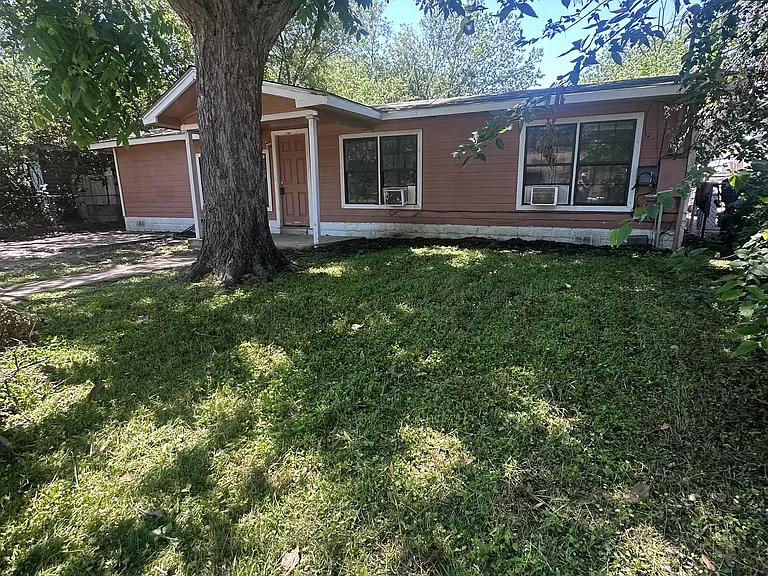 929 Anderson St — Photo 2