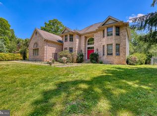 15 Scenic Dr, Ewing, NJ 08628