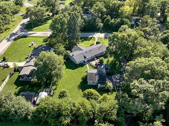 3rd image of 16221 Laurel Dr