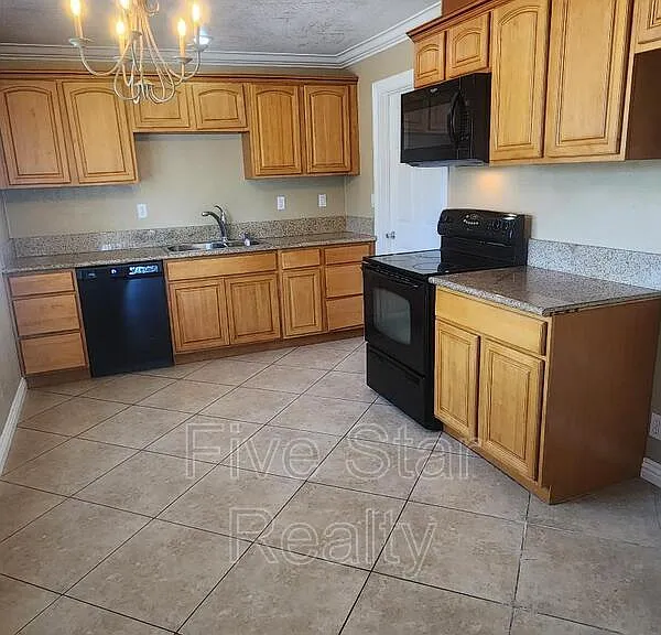 1142 Indiana St — Photo 4
