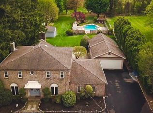 560 Lower Holland Rd, Holland, PA 18966