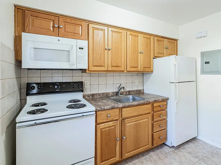 Newtonian Garden Apartments — Photo 16