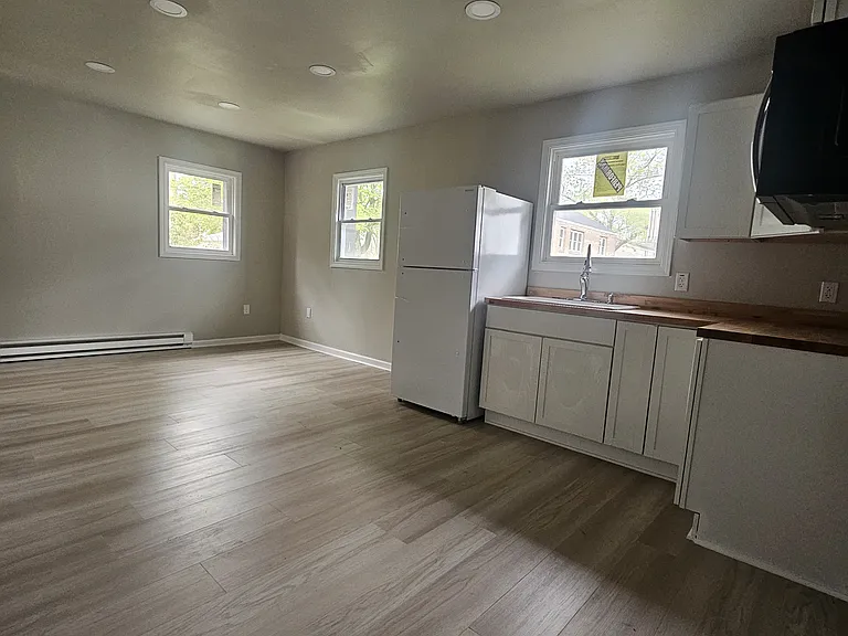1121 Cedar St — Photo 3