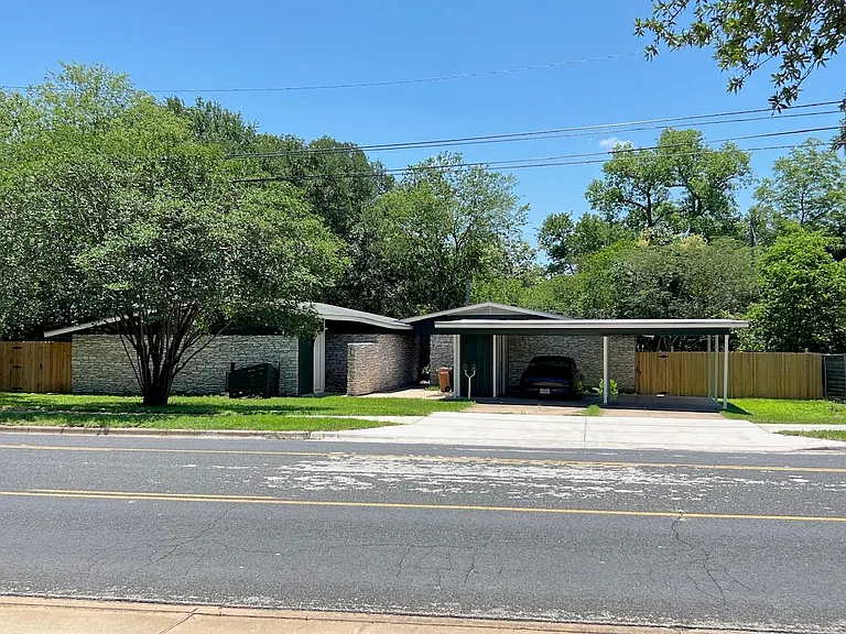 2305 Western Trails Blvd #A — Photo 2