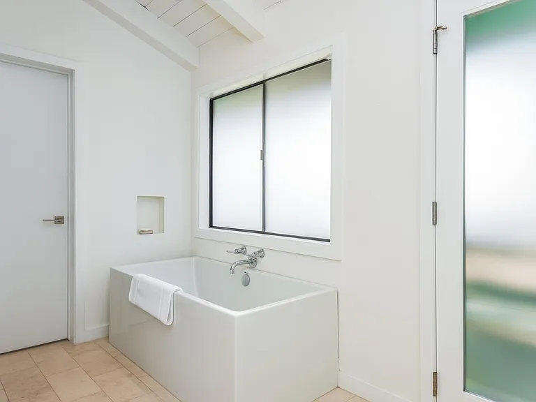 Master bath tub