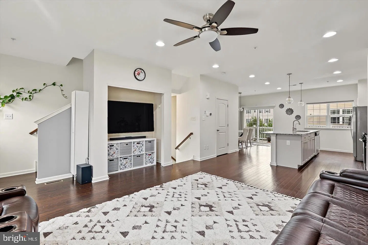 3 bed, 2.5 bath, 1986 sqft, $3,100 — Photo 3