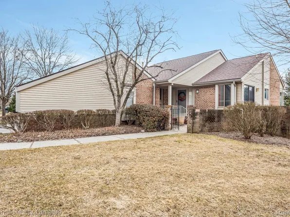 29100 E Chanticleer Dr, Southfield, MI 48034