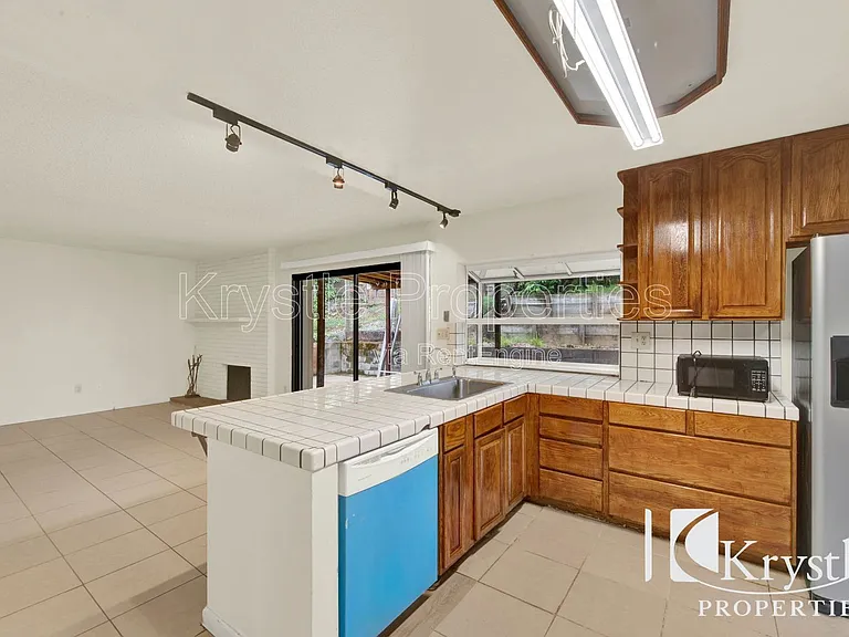 1398 Hale St — Photo 13