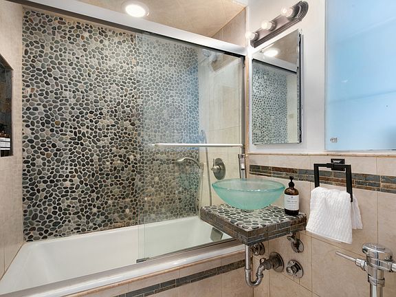 5th image of 166 W 22nd St APT 2D
