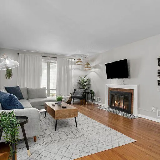 3 bed, 1252 sqft, $4,750 — Photo 1