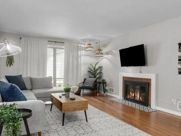 7308 Santa Fe Dr, Overland Park, KS 66204