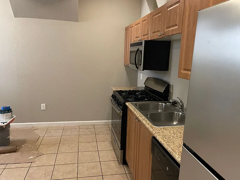 1010 W 25th St — Photo 3