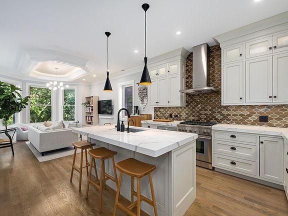3rd image of 1526 N Leavitt St #3
