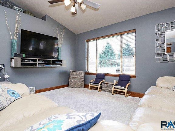 5th image of 419 Augustana Ave