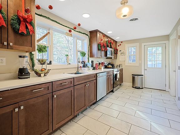 4th image of 462 Rockland St