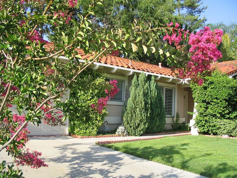 SFR w/ 1 car garage w/ long driveway