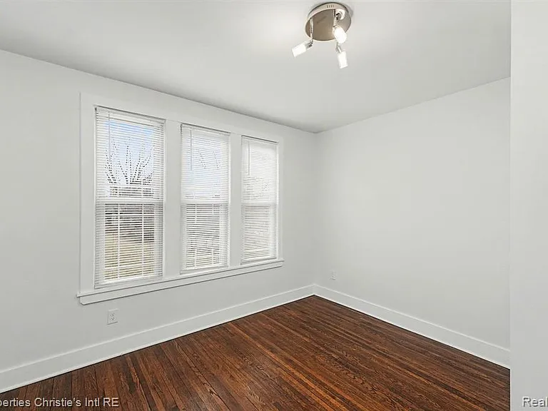 1463 Baldwin St — Photo 13