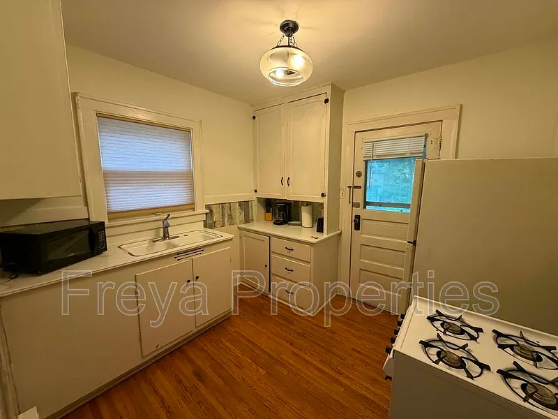 1 bed, 1.0 bath, $1,025 — Photo 2