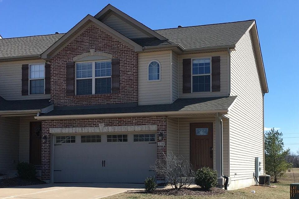 Desirable end unit town house w/2 car garage