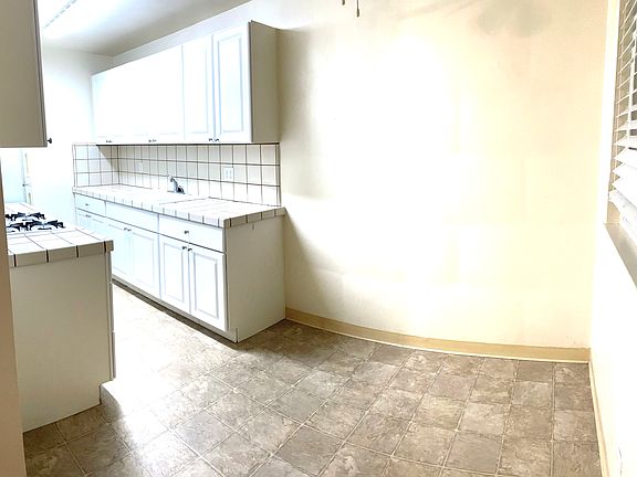 3rd image of 332 Van Buren St