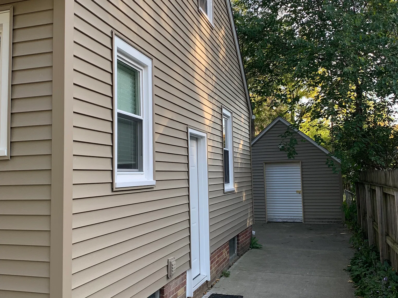 3 bed, 1358 sqft, $2,100 — Photo 2