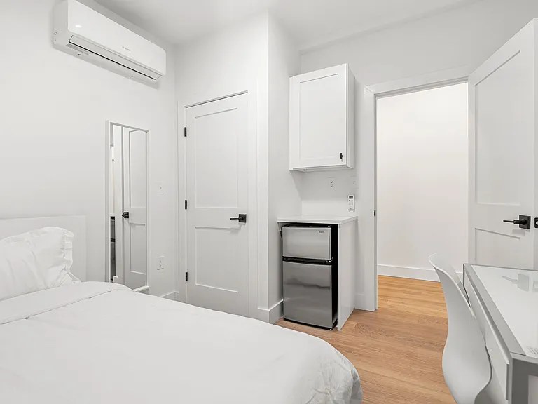 621 E 8th St #1 — Photo 3