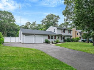 6 Halsey Manor Rd, Manorville, NY 11949