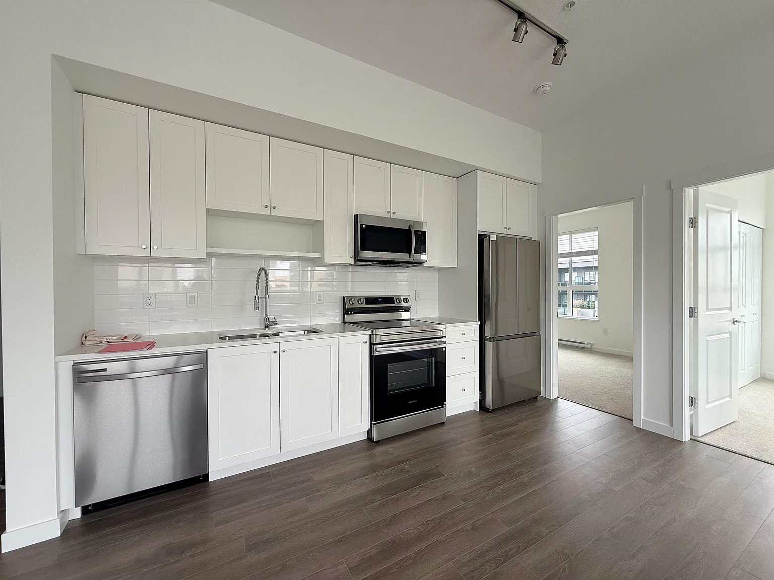 3 bed, 840 sqft, $2,595 — Photo 3