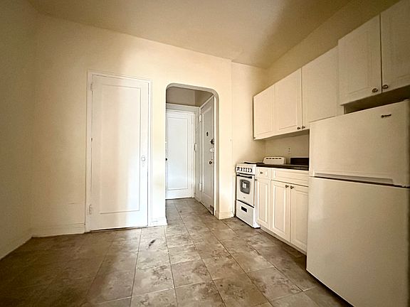 3rd image of 352 E 85th St APT 2B