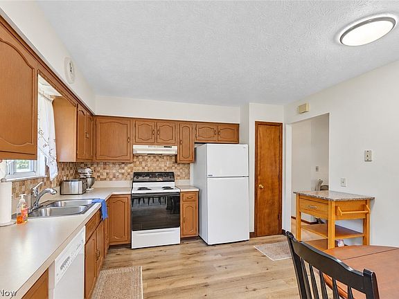 5th image of 588 Sandra Dr