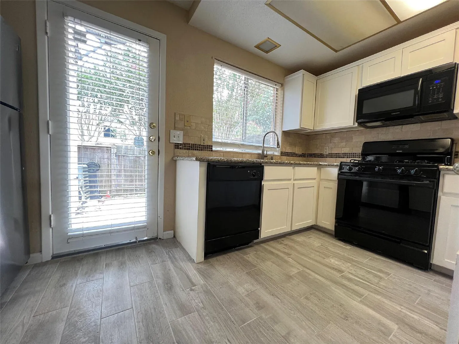 2 bed, 1.5 bath, 1110 sqft, $1,650 — Photo 4
