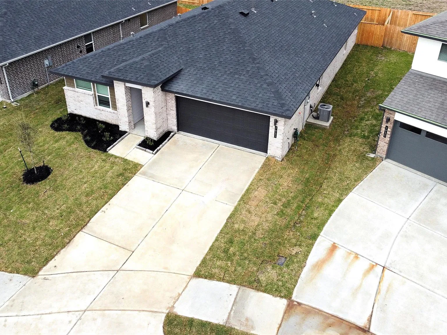 4 bed, 3.0 bath, 2071 sqft, $2,400 — Photo 2