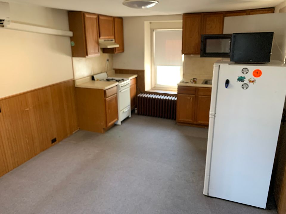 1st image of 249 Dupont St Floor 3
