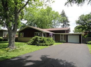 1345 Longmeadow Dr, Glenview, IL