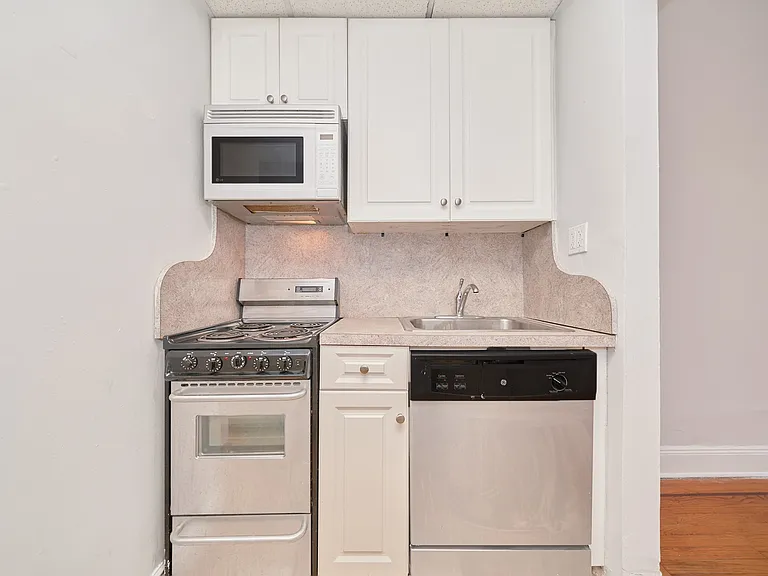 331 W 43rd St #5A — Photo 5