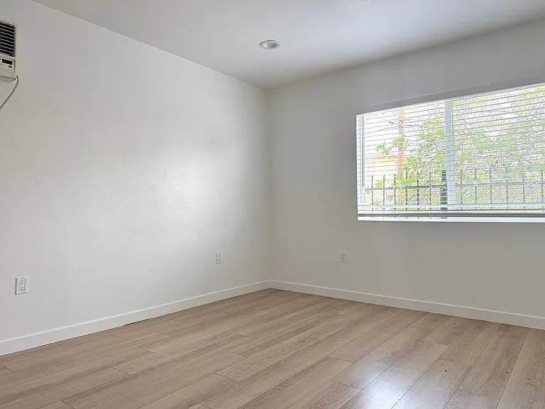 1538 W 30th St #1 — Photo 13
