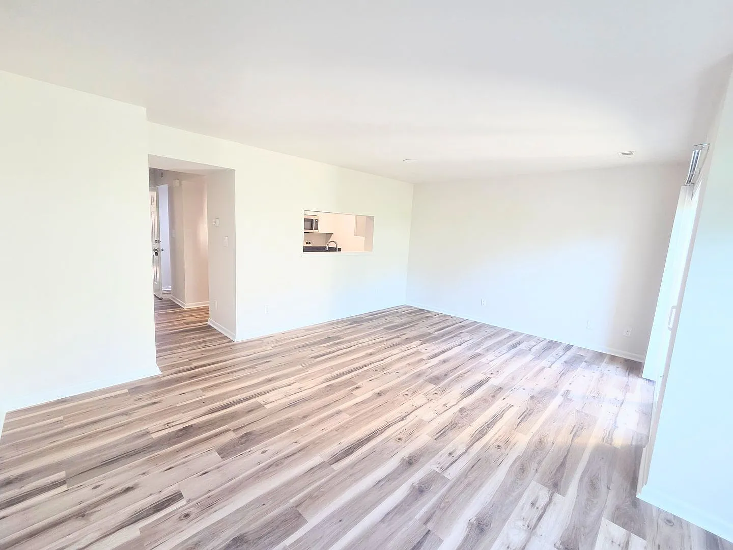 3 bedroom/ 1.5 bathroom- The Midlands — Photo 3