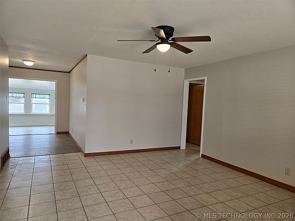 5th image of 332 NE Meadowlark Ave
