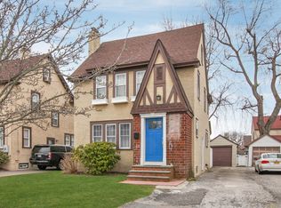 4 York Pl, Merrick, NY 11566