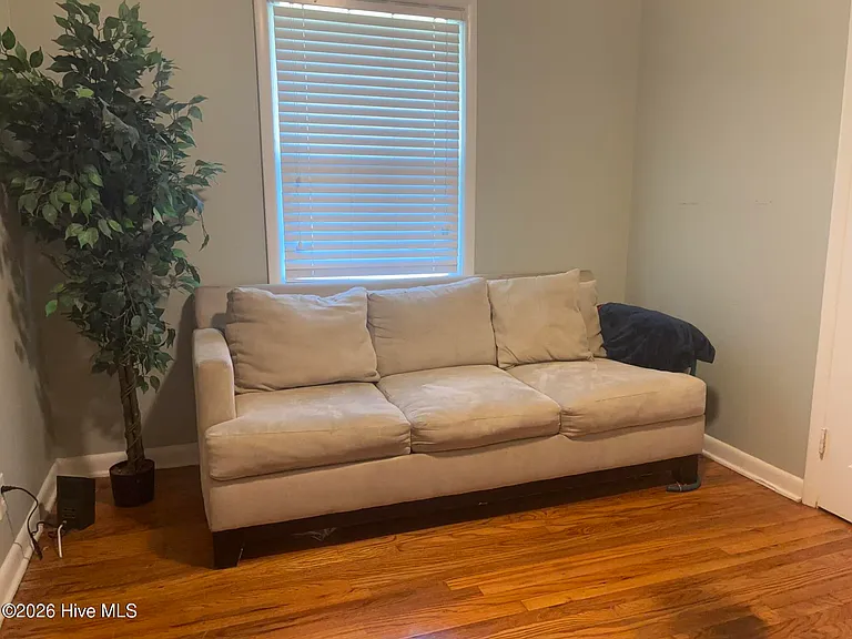 539 Martin Ln — Photo 17
