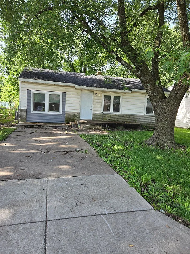 Spacious 4-Bedroom Home with Large Fenced Yard in a Quiet Neighborhood — Photo 1