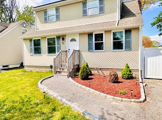 21 Pennwood Dr, Mastic Beach, NY 11951