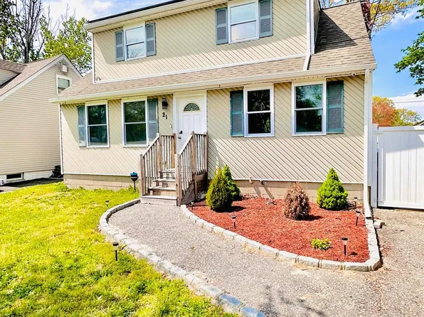 21 Pennwood Drive, Mastic Beach, NY 11951