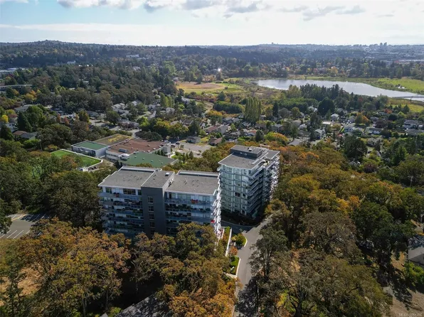 4011 Rainbow Hill Ln #703, Saanich, BC V8X 0A6